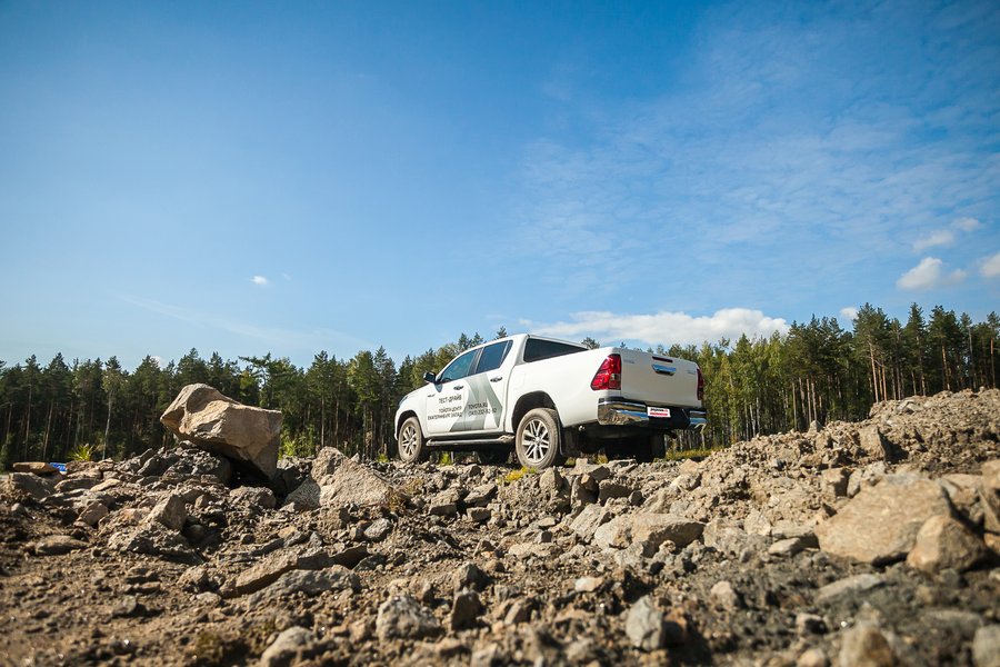 На бездорожье с комфортом: ищем грязь с Toyota Hilux